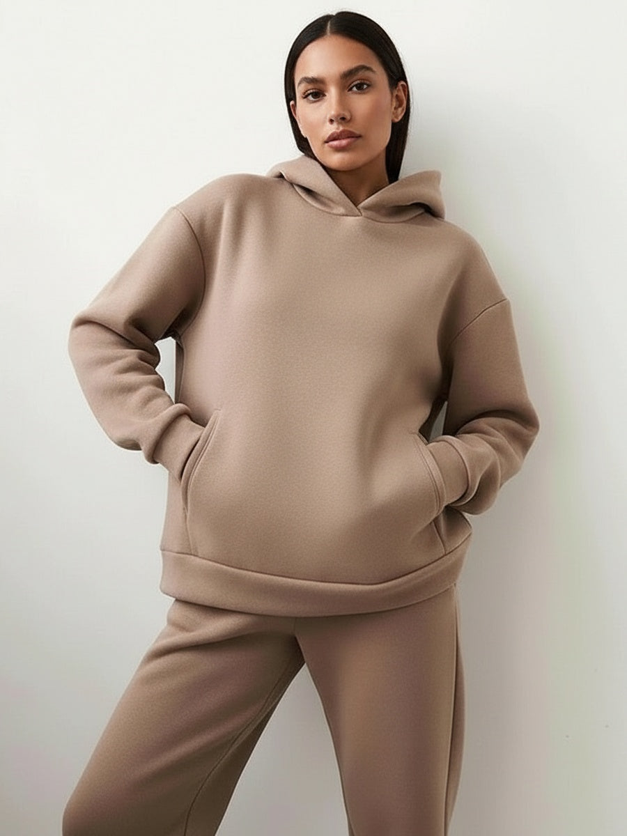Oversized hoodie en joggingbroek in taupe, handen in de zakken