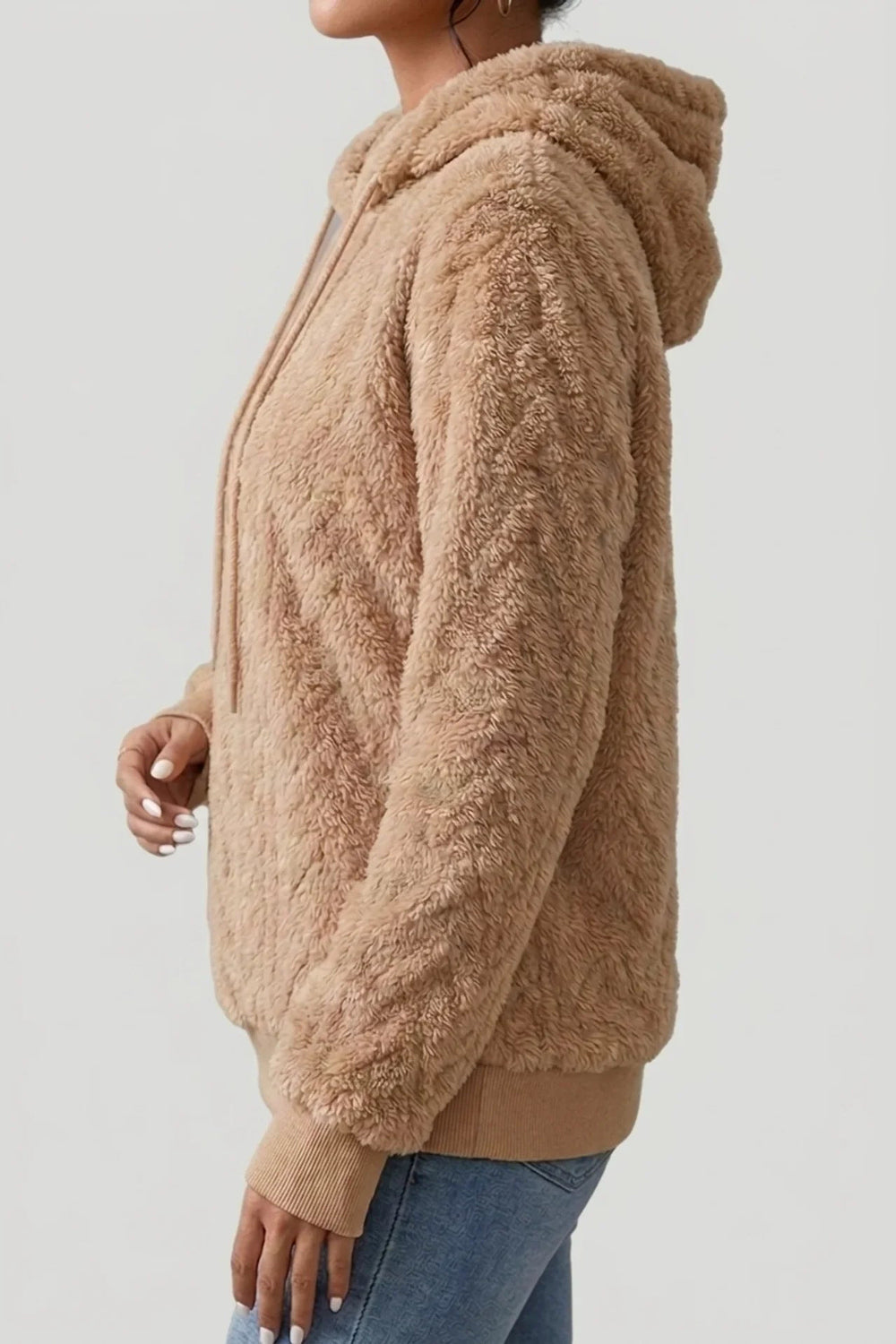 Zijaanzicht van de karamelkleurige teddytrui met capuchon en ribboorden | Boutique Moda