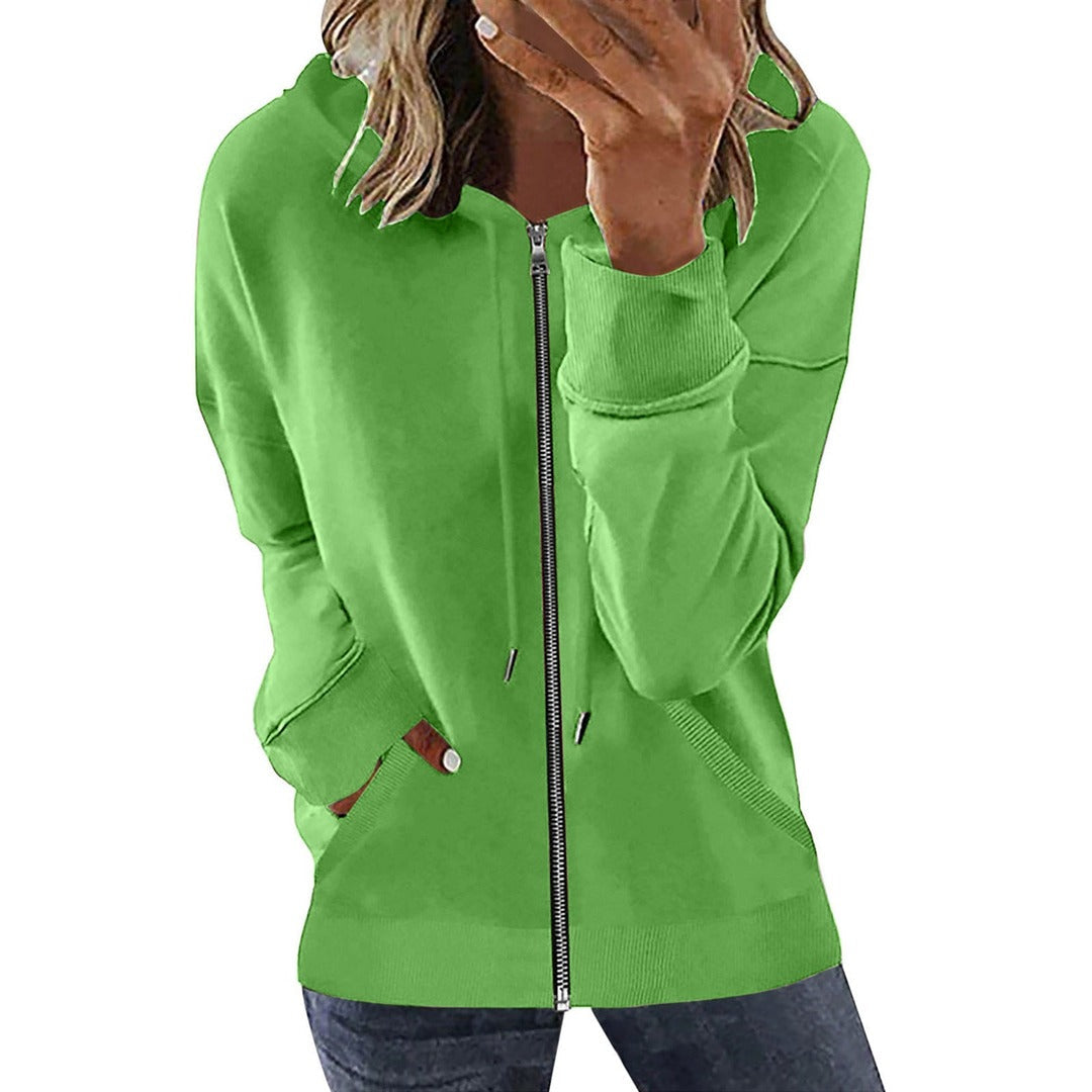 Vrouw in een lichtgroen sweatvest met ribboorden aan de mouwen | Boutique Moda