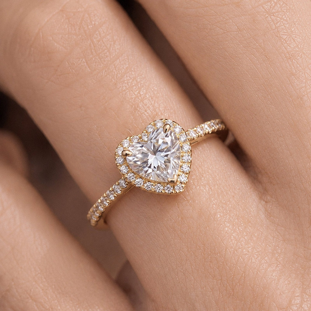 Close-up van de ring met hartvormige zirkonia aan de hand