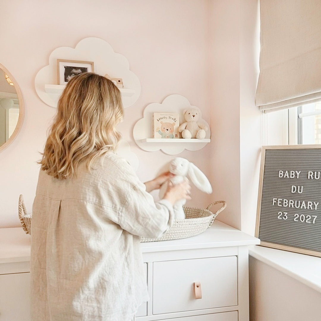 Set van 3 wolkenplankjes in wit, aan de muur in een babykamer