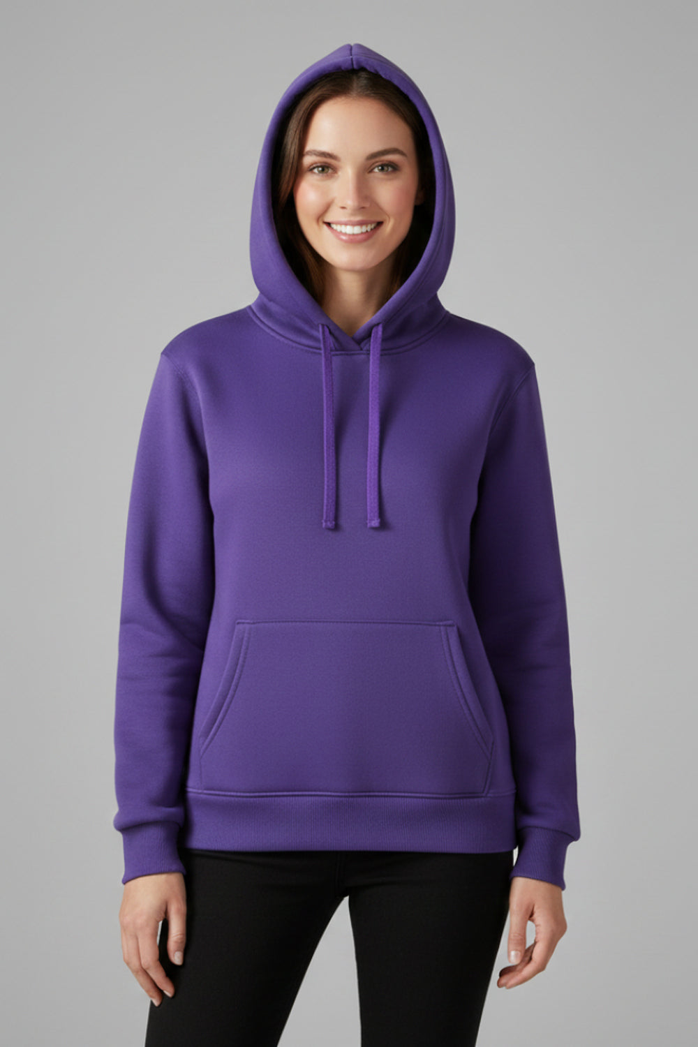 Vrouw in een paarse basic hoodie met de capuchon op en een zwarte broek | Boutique Moda