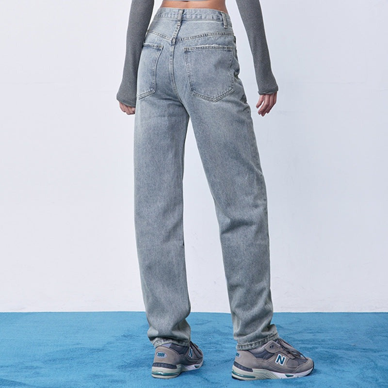 Achterkant van de jeans met gekruiste tailleband, gedragen met sneakers