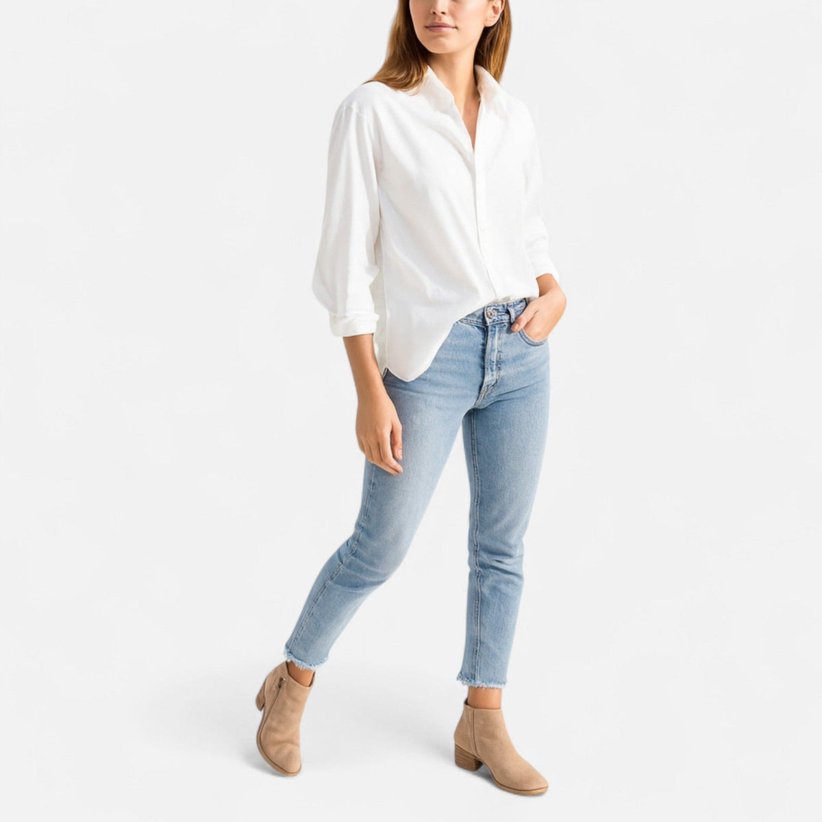 Beige laarsjes bij een jeans en witte blouse