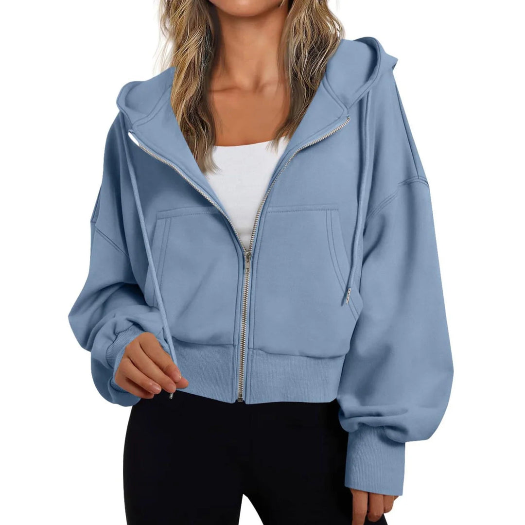 Vrouw in een duifblauw vest met rits en twee zakken aan de voorkant | Boutique Moda
