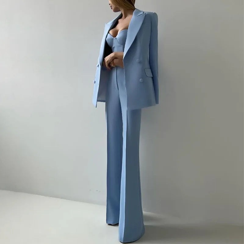 Driedelig broekpak met bustier, flared broek en blazer in lichtblauw, gedragen, zijaanzicht