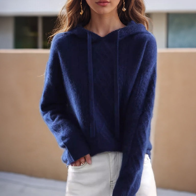 Gebreide hoodie met kabelpatroon in marineblauw, gedragen, vooraanzicht