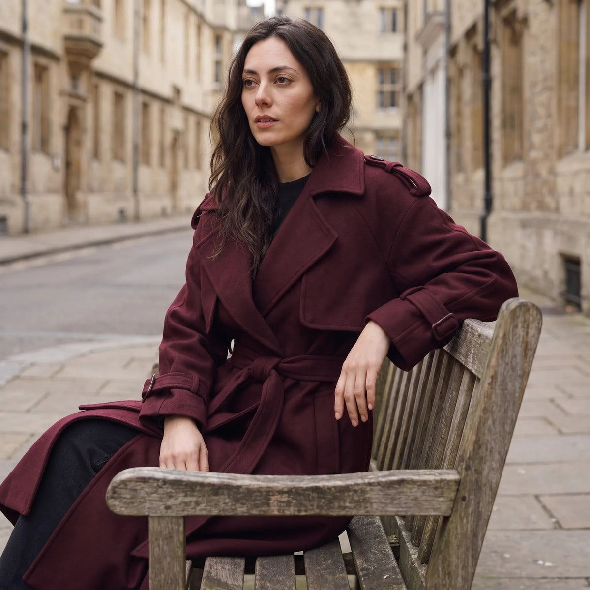 Lange trenchcoat met strikceintuur in bordeaux, gedragen, zittend