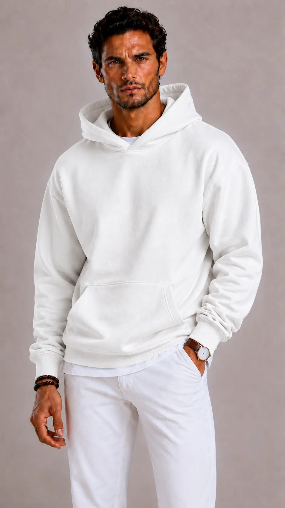 Oversized herenhoodie in wit, gedragen, vooraanzicht