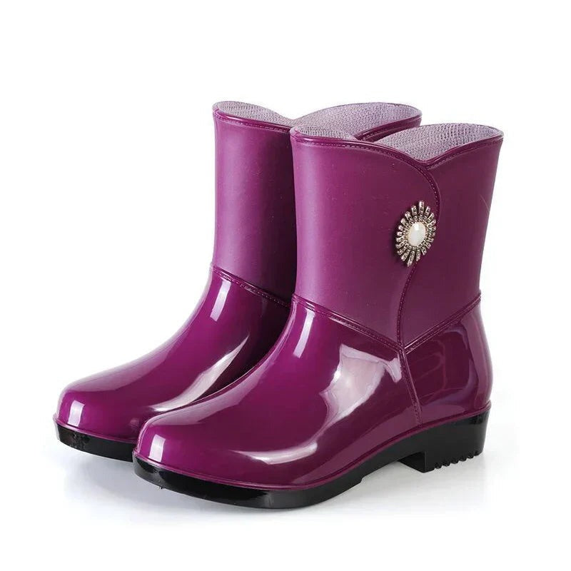 Glanzende halfhoge regenlaarzen met sierbroche in paars, productfoto