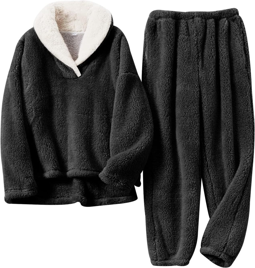 Fleecepyjama in zwart met teddytrui, crèmekleurige sjaalkraag en broek met boorden, plat neergelegd