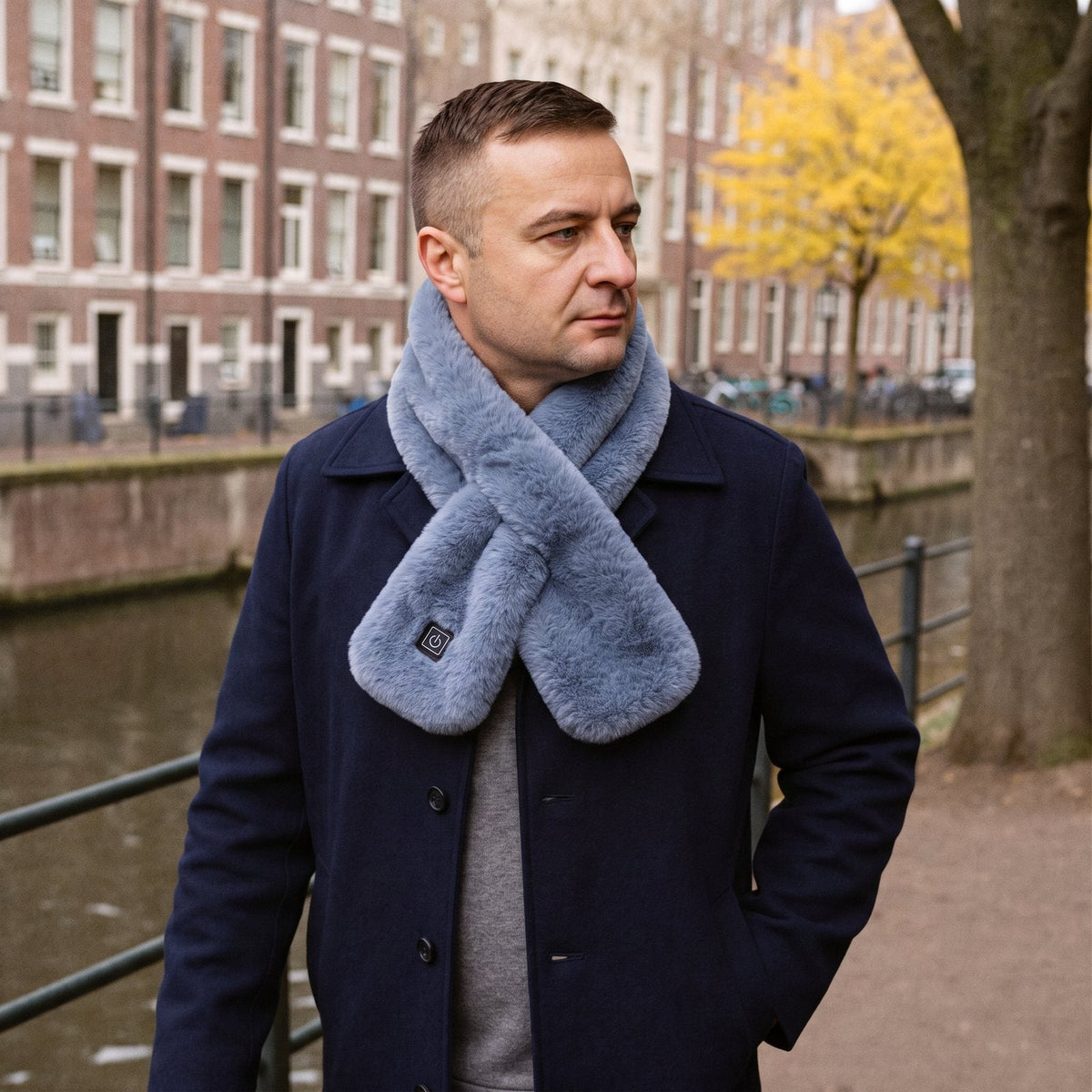 Man aan de gracht met de verwarmde sjaal in grijsblauw om zijn hals