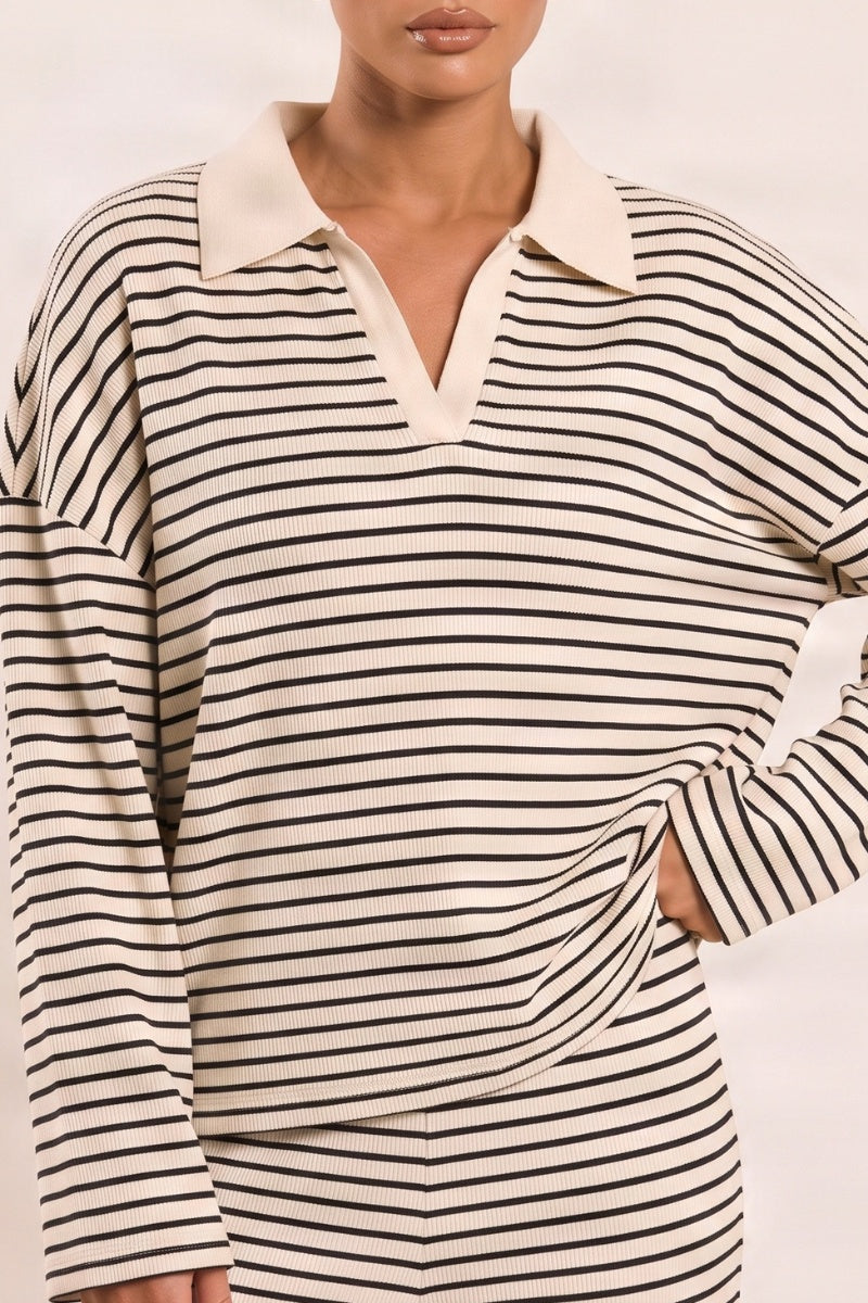 Gestreepte gebreide co-ord set met kraagtrui en wijde broek in crème met donkere strepen, close-up van kraag en strepen