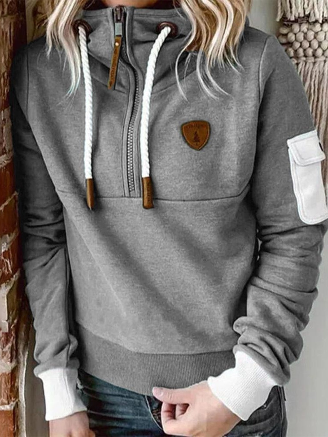 Grijze hoodie met halve rits, witte koorden en witte boorden, vooraanzicht | Boutique Moda