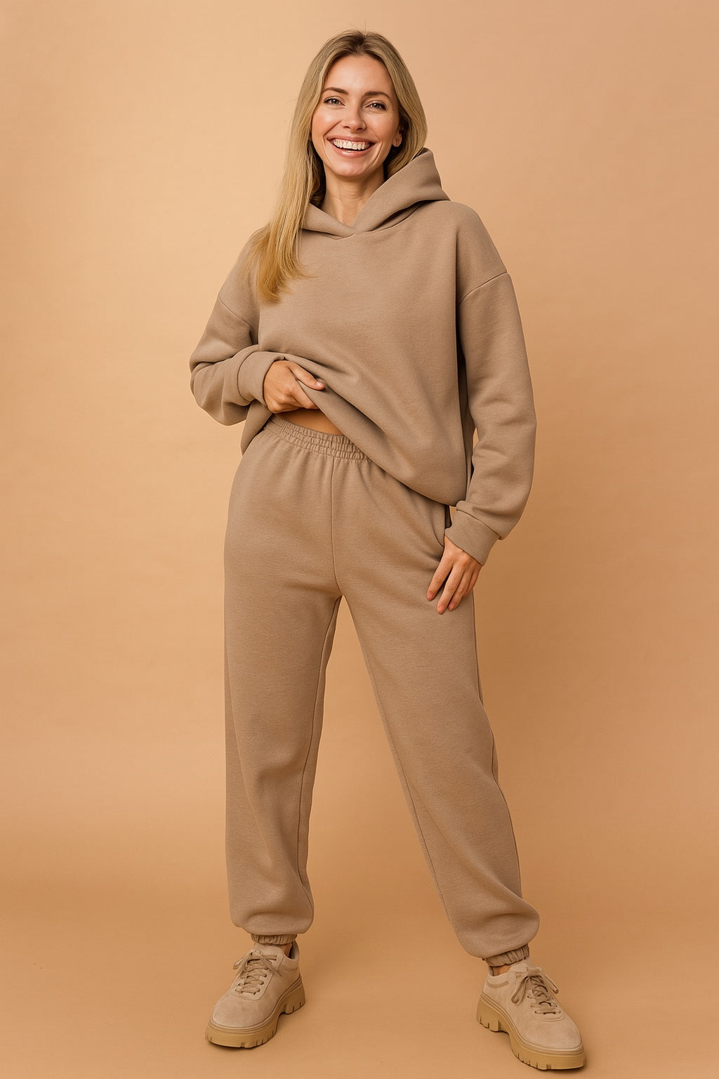 Khaki oversized joggingpak met hoodie en joggingbroek, gedragen, vooraanzicht