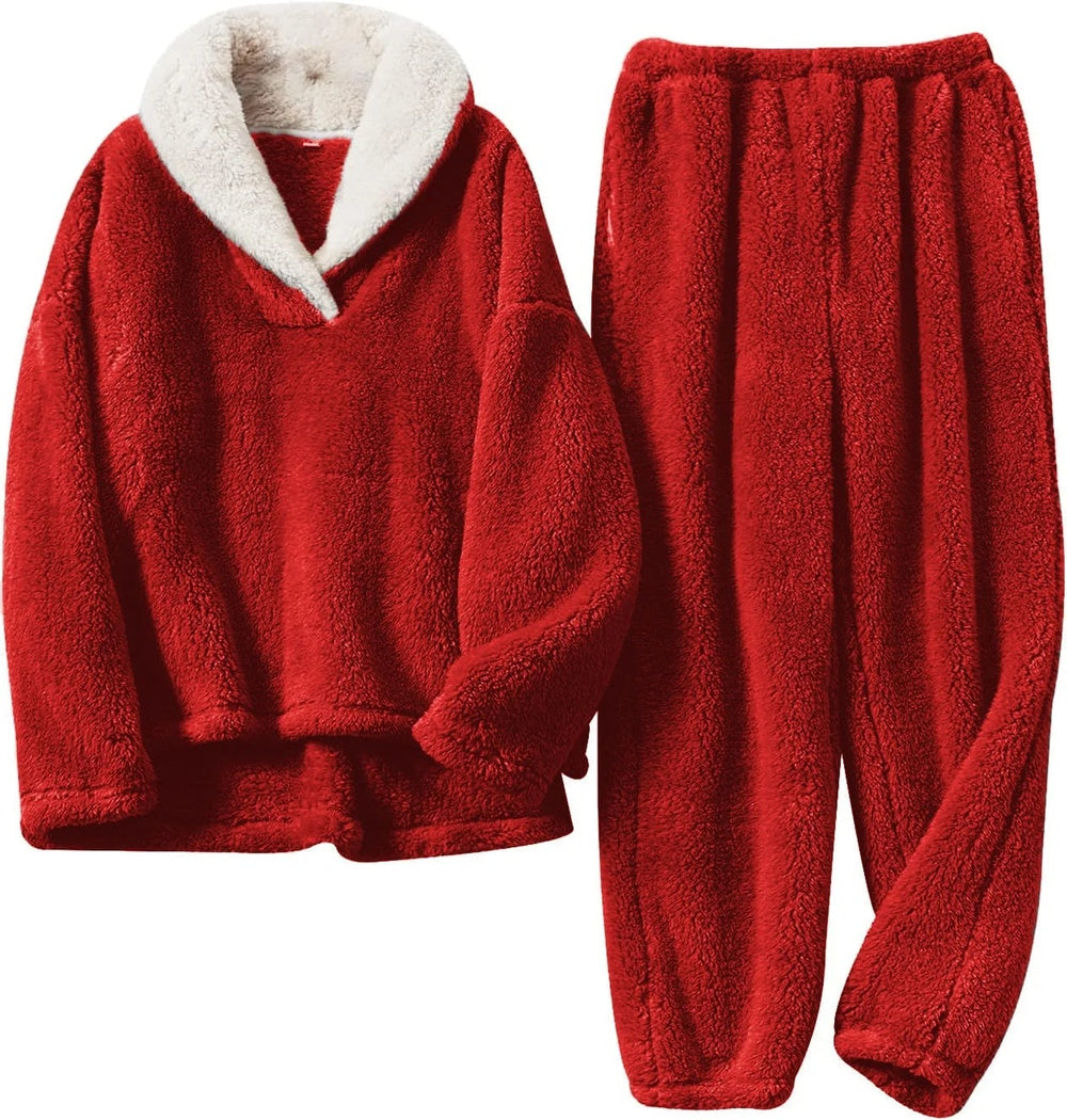 Fleecepyjama in rood met teddytrui, crèmekleurige sjaalkraag en broek met boorden, plat neergelegd