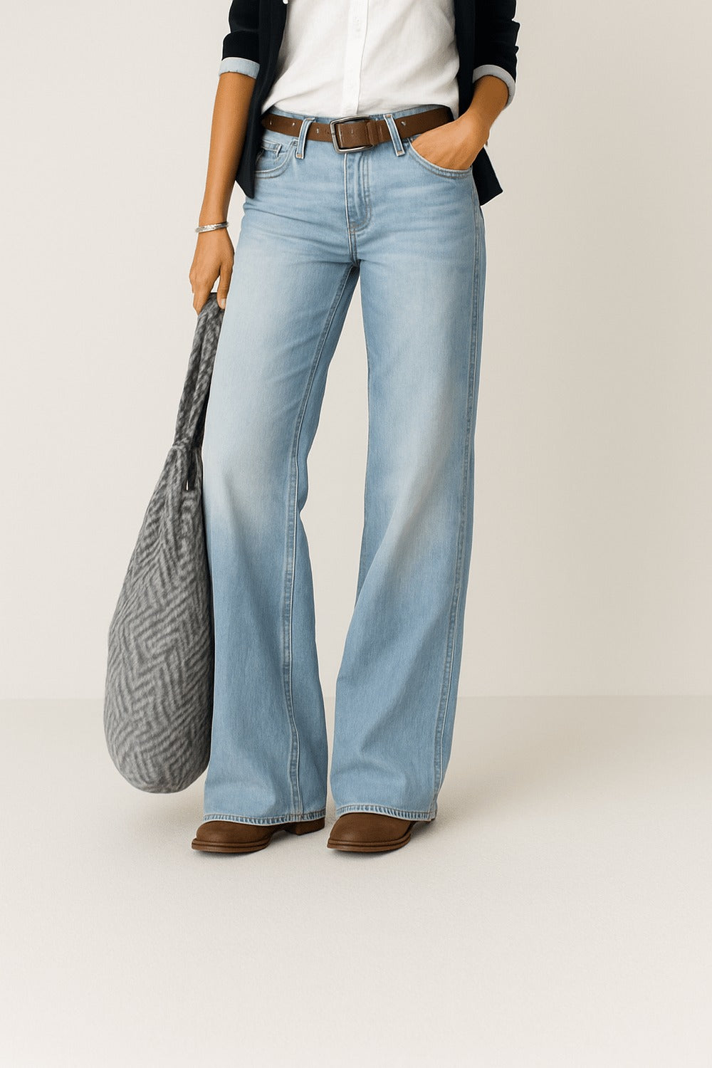 Damesjeans met wijde pijpen in lichtblauw, gedragen, vanaf de taille