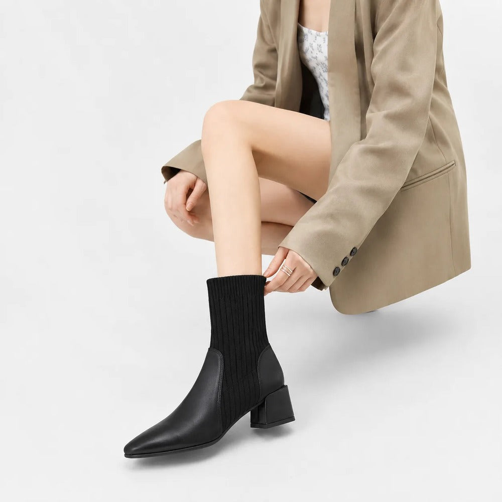 Zwarte Chelsea boots met blokhak, gedragen
