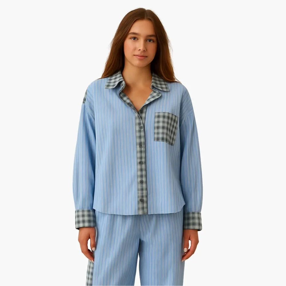 Gestreept pyjamashirt in lichtblauw met grijs geruite kraag, borstzak en manchetten, close-up