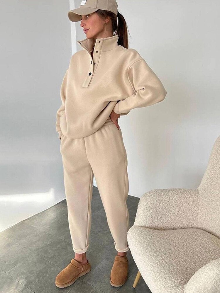 Fleece huispak met opstaande kraag en drukknopen in beige, ten voeten uit