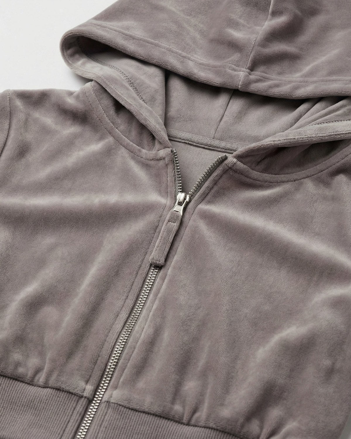 Capuchon en rits van de velours hoodie in grijs, close-up