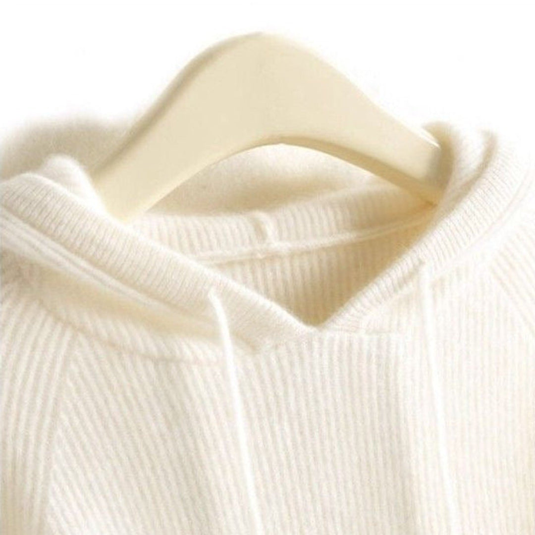 Crèmekleurige gebreide hoodie aan een kleerhanger, met capuchon en fijne ribbels | Boutique Moda