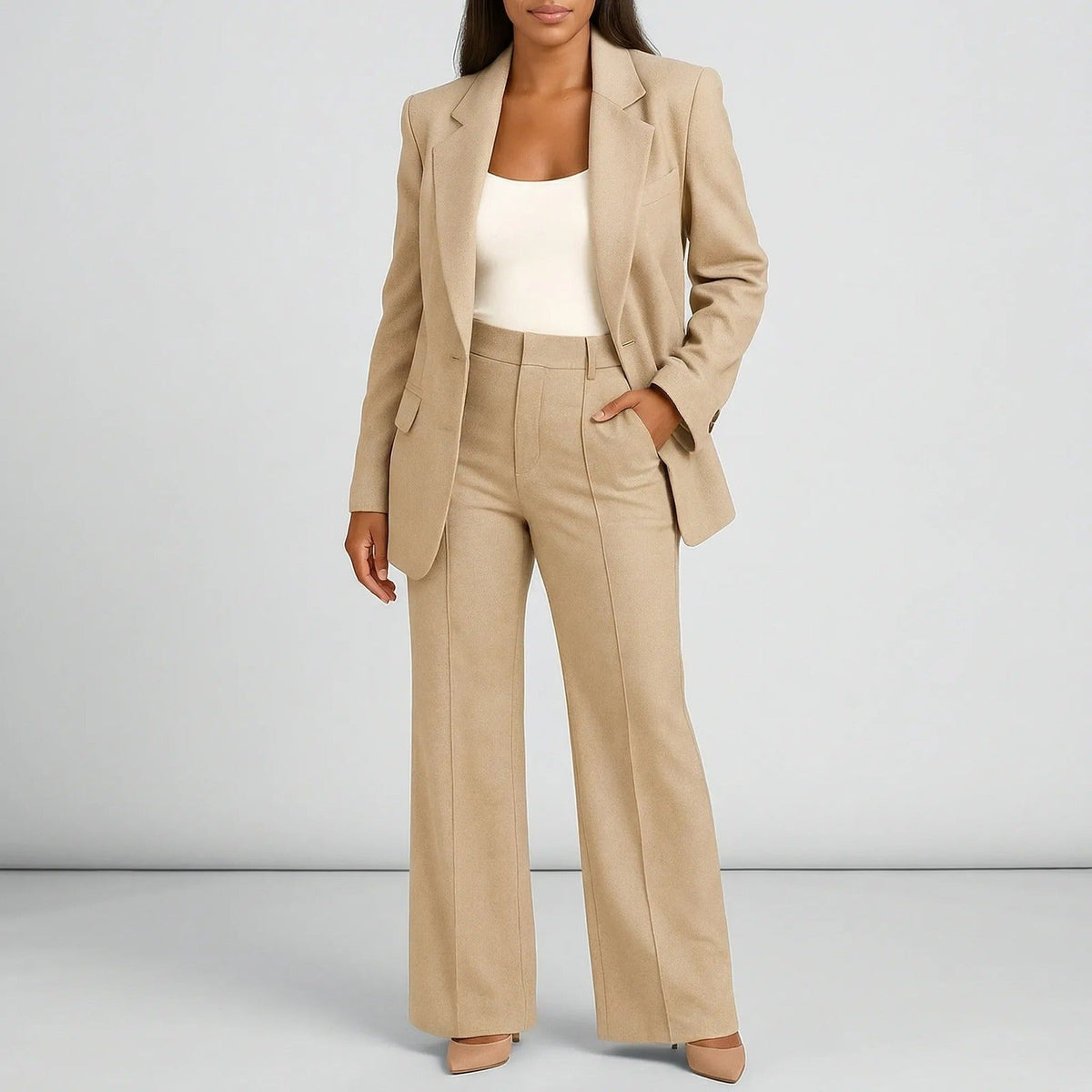 Broekpak met lange blazer en wijde broek in beige, gedragen, vooraanzicht
