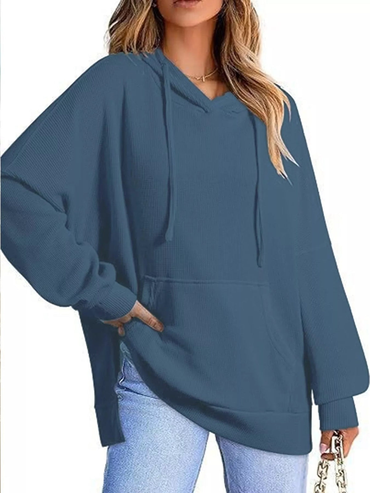 Vrouw in blauwe oversized capuchontrui met V-hals en koord | Boutique Moda