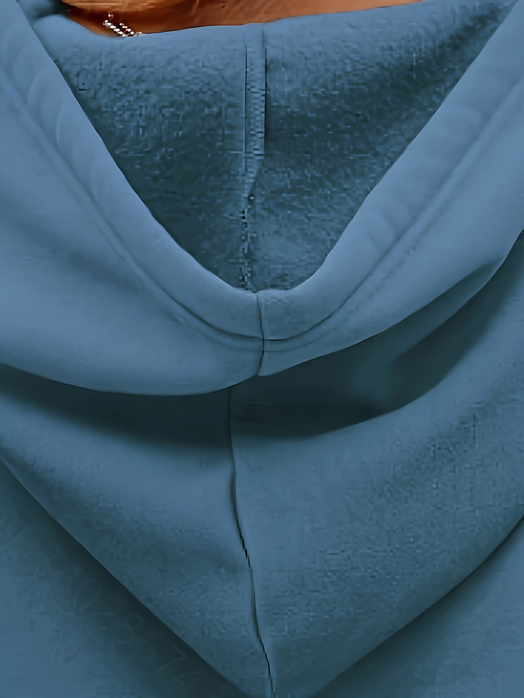 Close-up van de capuchon van de grijsblauwe hoodie van achteren, met zachte stofstructuur | Boutique Moda