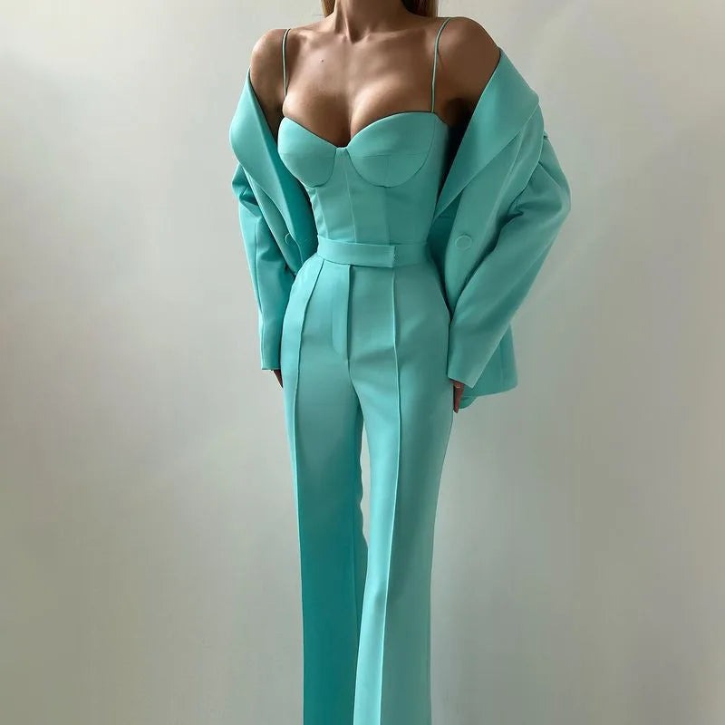 Driedelig broekpak met bustier, flared broek en blazer in turquoise, gedragen, vooraanzicht