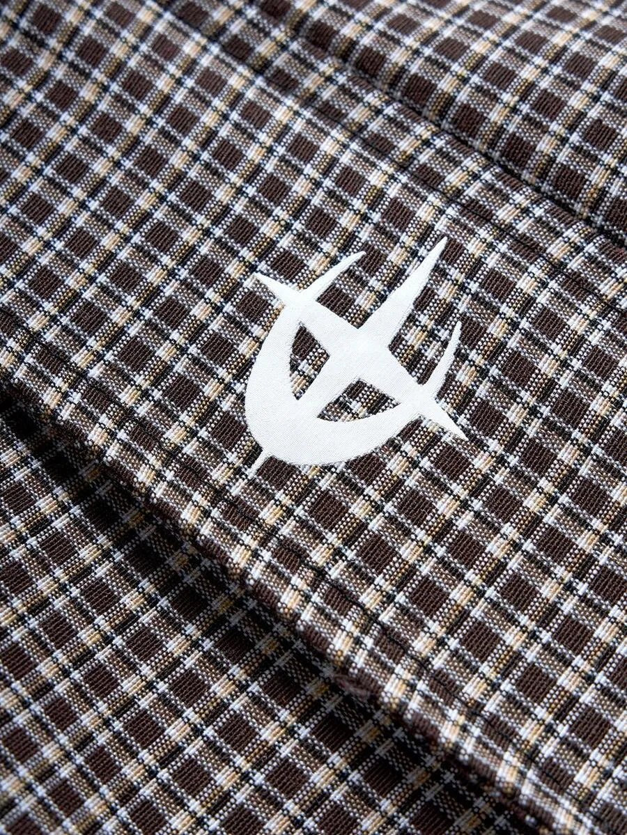 Korte herenjas met capuchon in grijs geruit, close-up van de print op de borst