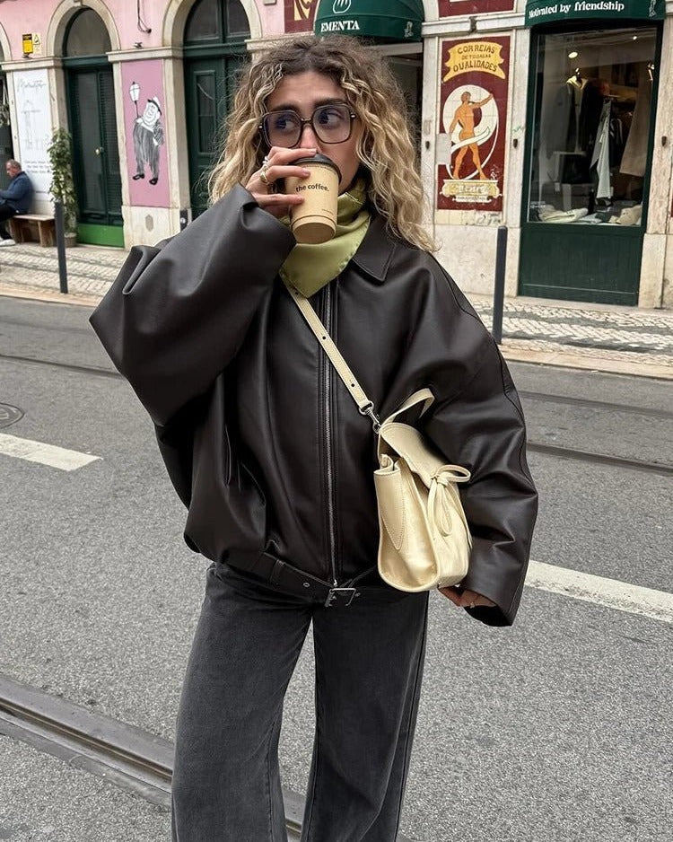 Bruin jack van kunstleer in de stad met koffie