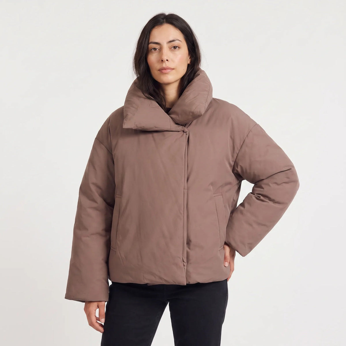 Korte oversized winterjas met brede kraag in kastanjebruin, gedragen, vooraanzicht