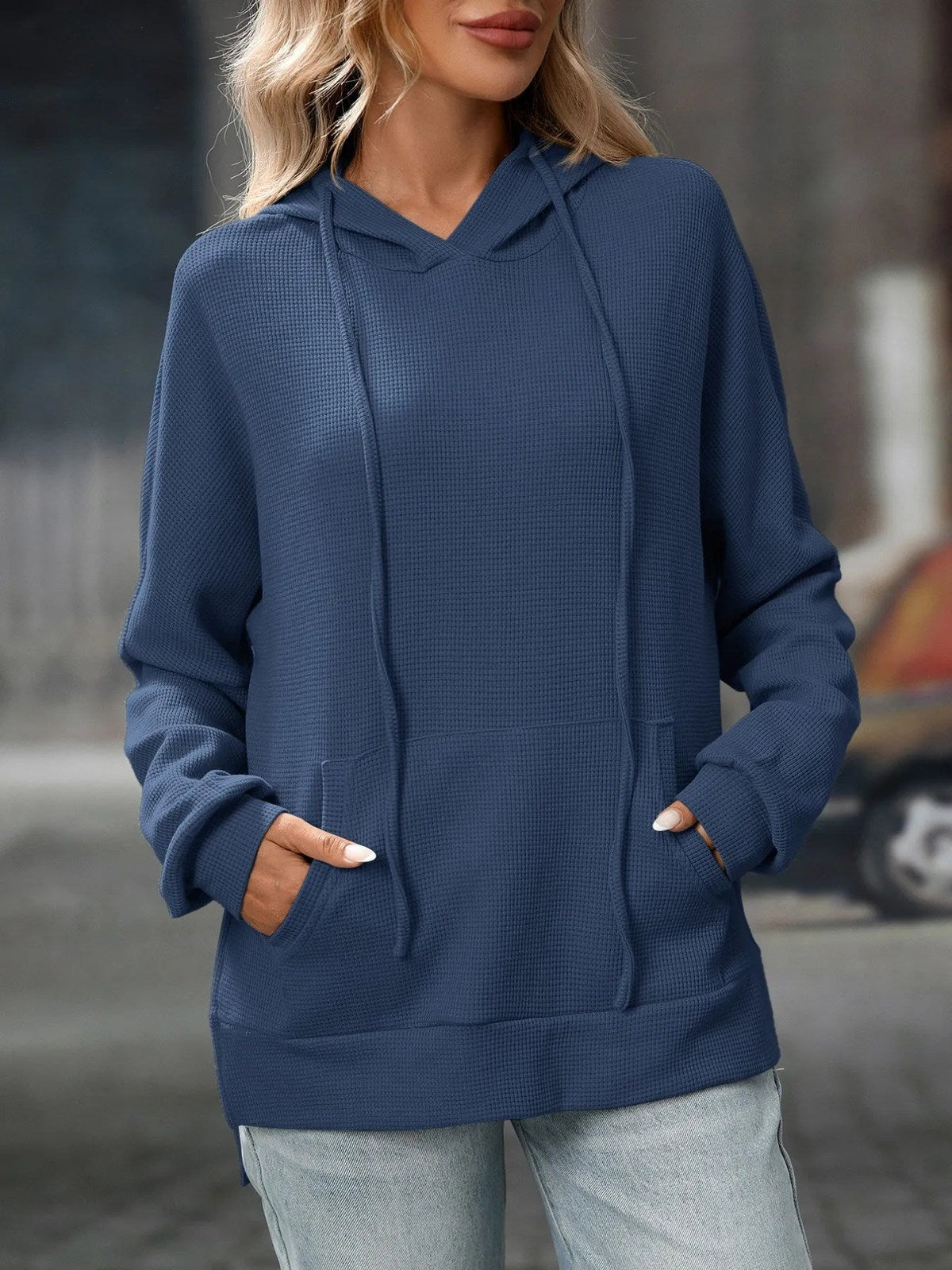 Marineblauwe sweater met capuchon en wafelstructuur, handen in de kangoeroezak | Boutique Moda