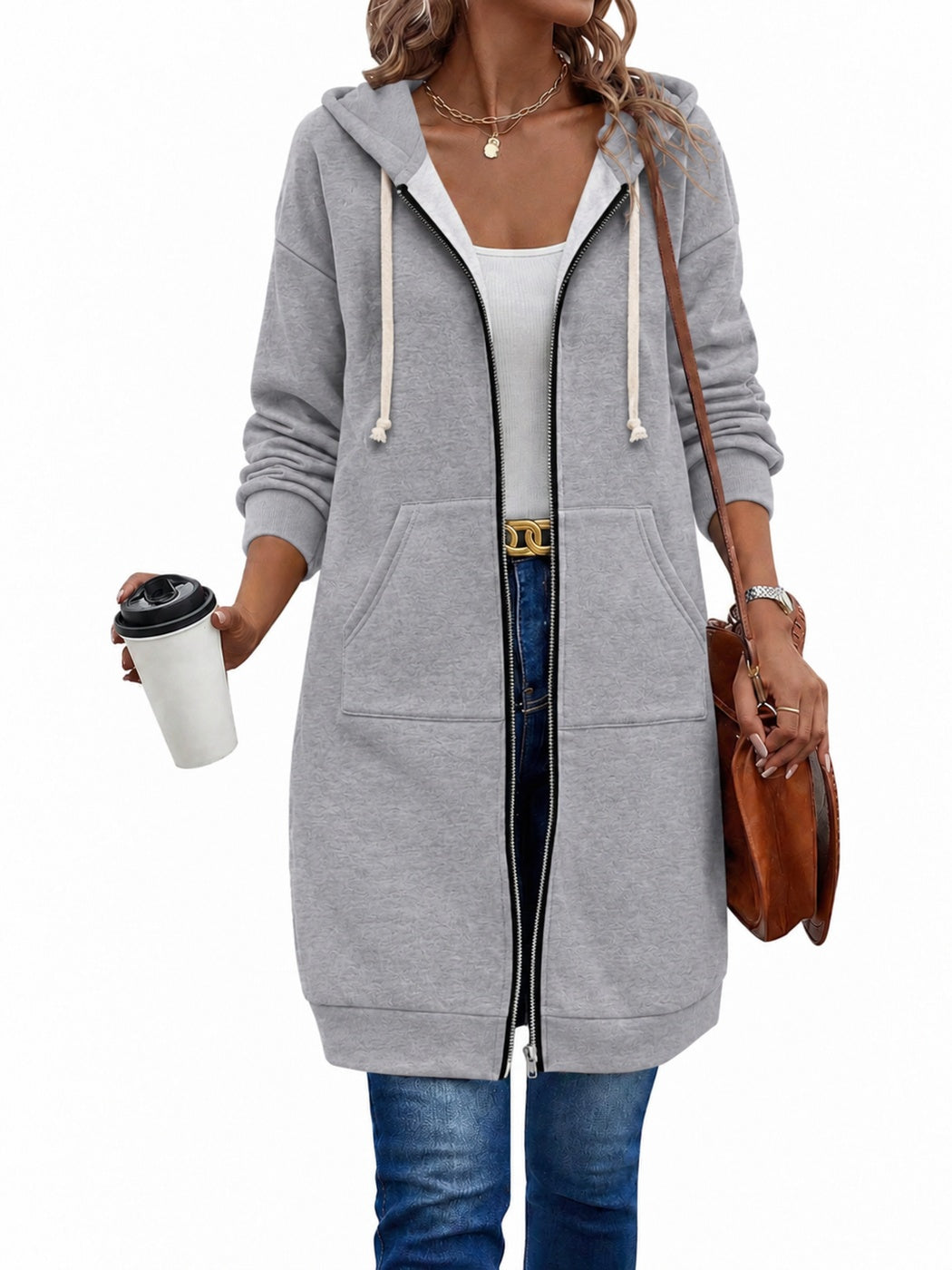 Vrouw in een lang grijs sweatvest met twee grote opgestikte zakken | Boutique Moda