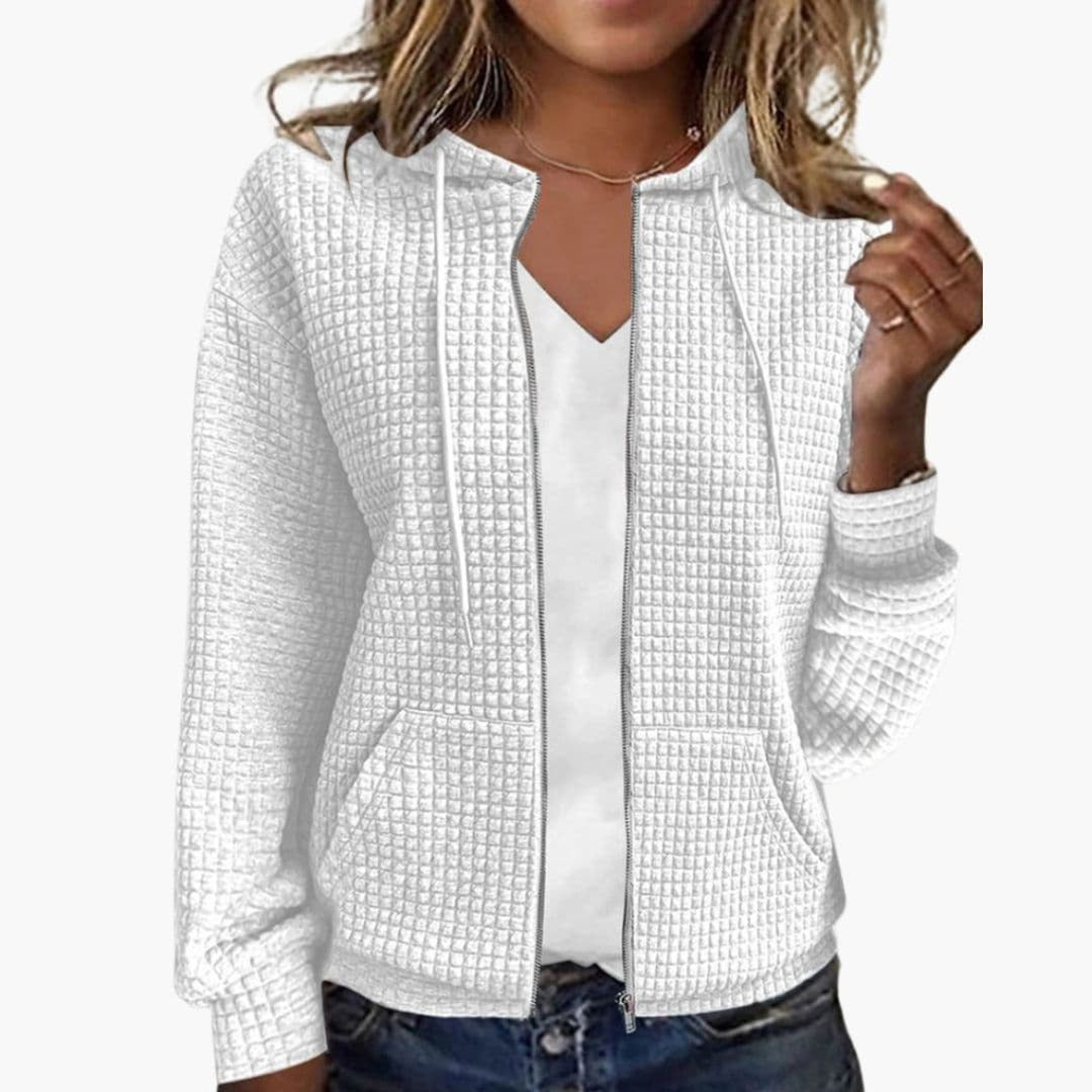 Vrouw in een wit wafelvest met doorlopende rits en een jeans | Boutique Moda