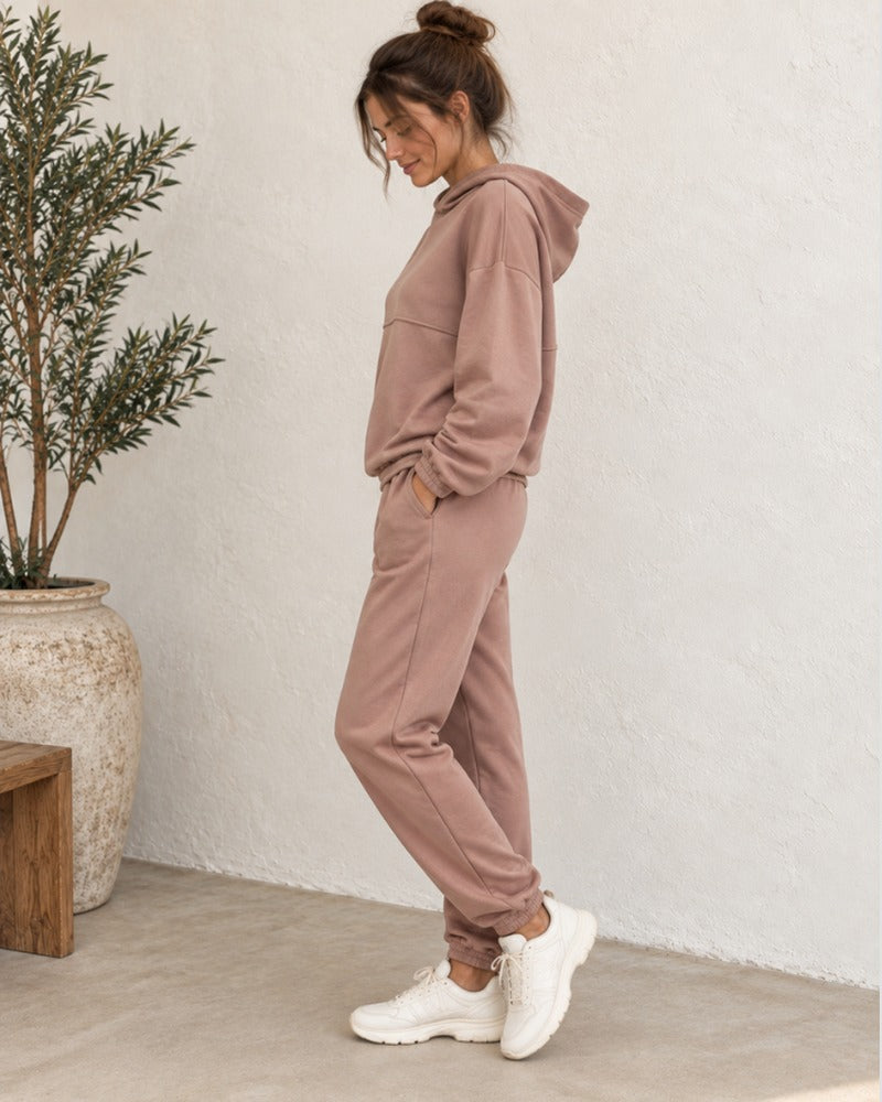 Oudroze joggingpak, zijkant