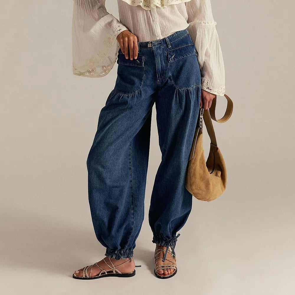 Donkerblauwe wide leg jeans met suède tas