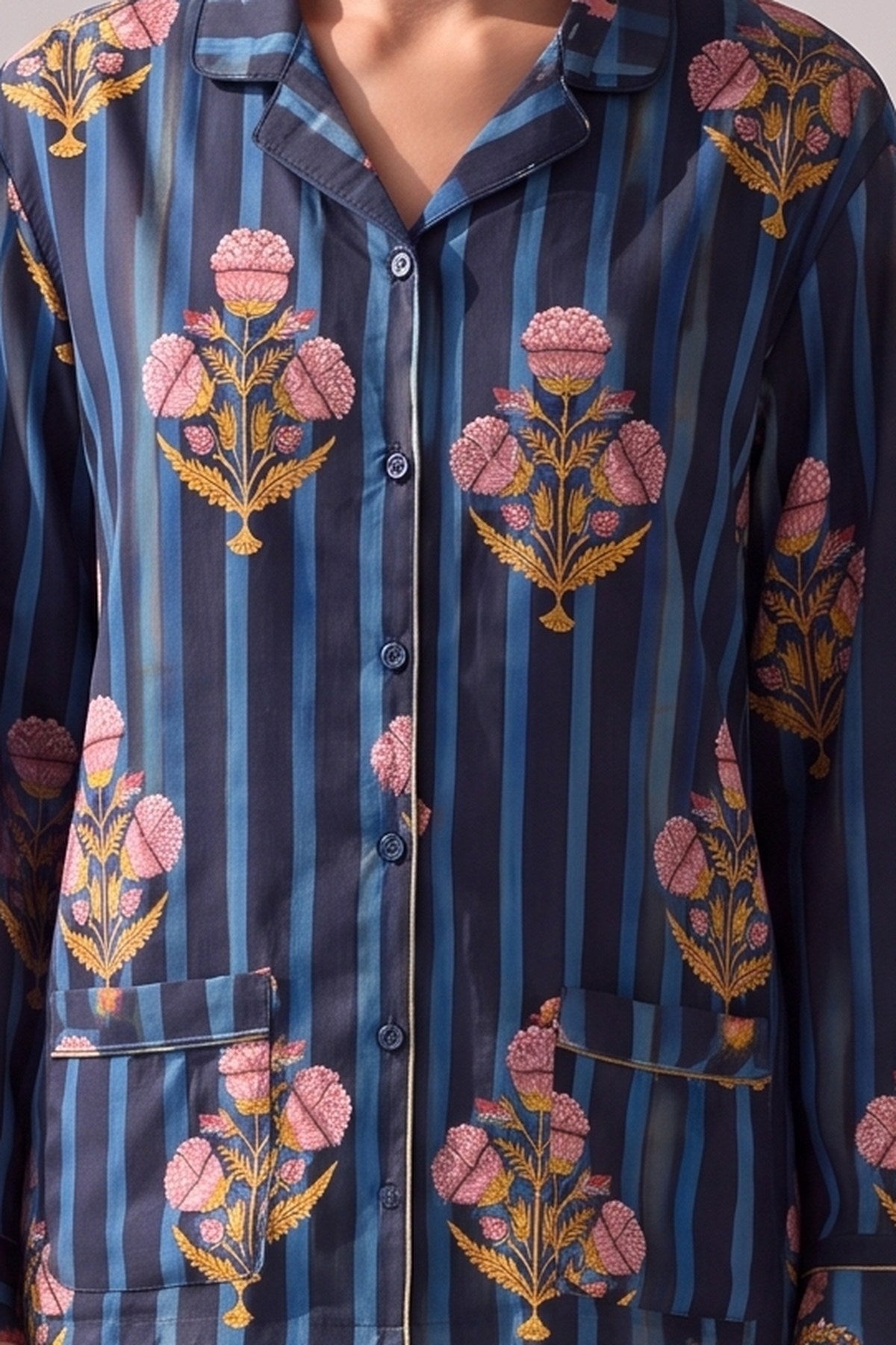 Marineblauw katoen met blauwe strepen en bloemenmotief, stofdetail