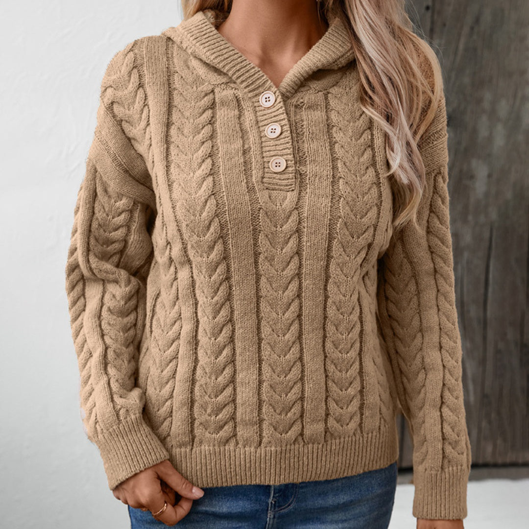 Vrouw in een bruine kabeltrui met drie knopen bij de henleyhals | Boutique Moda