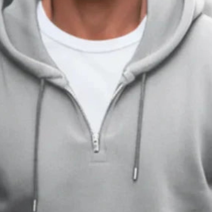 Half zip hoodie voor heren in grijs, close-up van de korte rits en de koorden