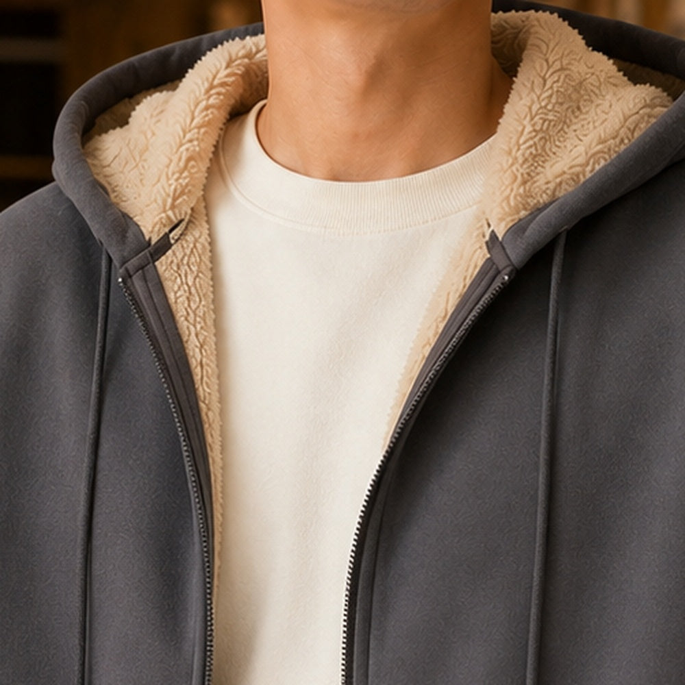 Vest met capuchon voor heren in grijs, close-up van de capuchon met teddyvoering