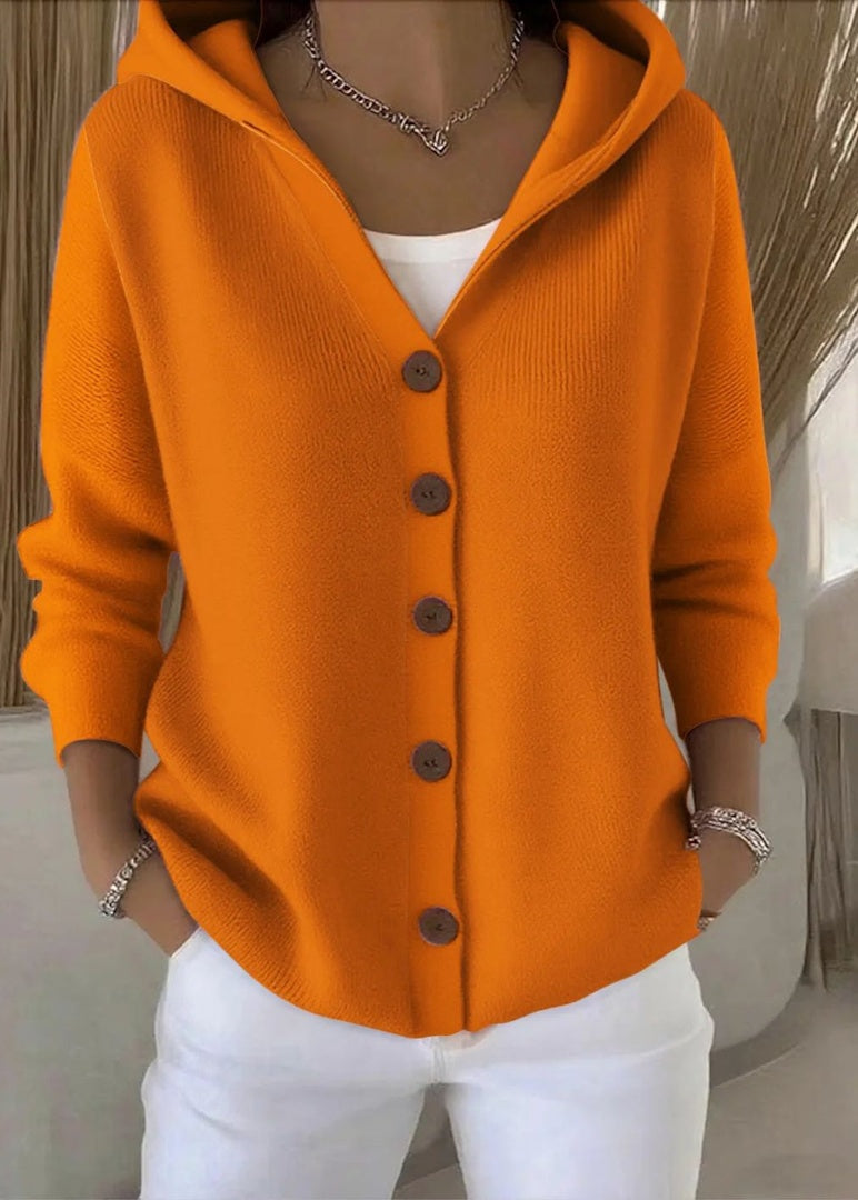Oranje capuchonvest met knoopsluiting, gedragen door vrouw met wit shirt | Boutique Moda