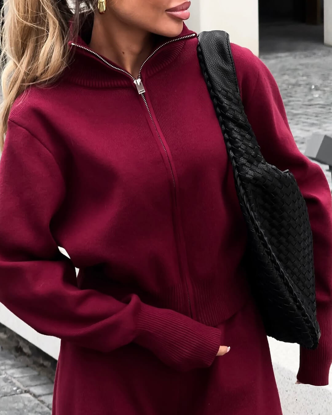 Gebreid vest in bordeaux met rits en opstaande kraag, close-up