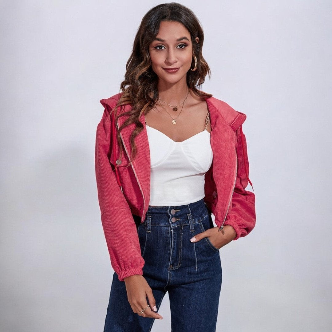 Vrouw draagt korte donkerroze corduroy jas met rits en gerimpelde boorden | Boutique Moda