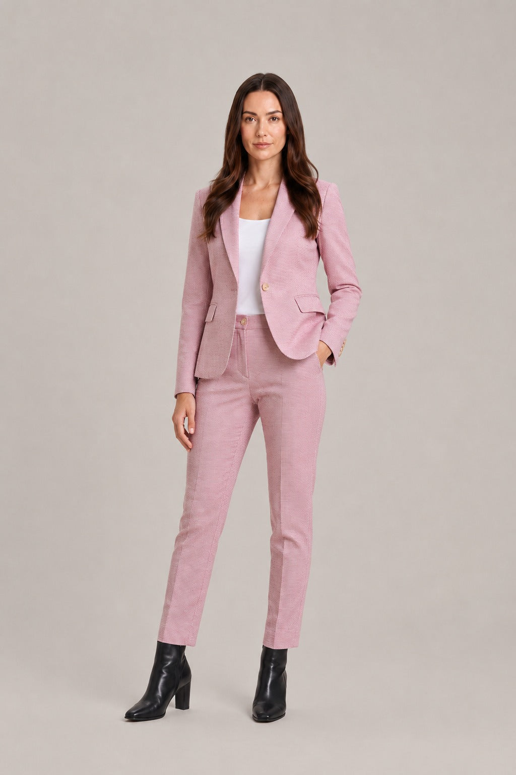 Broekpak met getailleerde blazer met één knoop en rechte broek in roze, gedragen, vooraanzicht