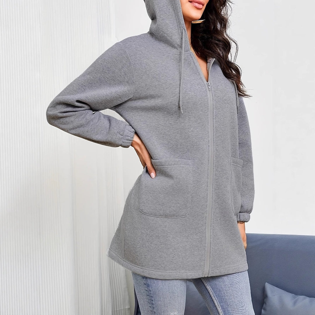 Vrouw draagt lang grijs vest, zijaanzicht met hand op de heup en opgestikte zak | Boutique Moda