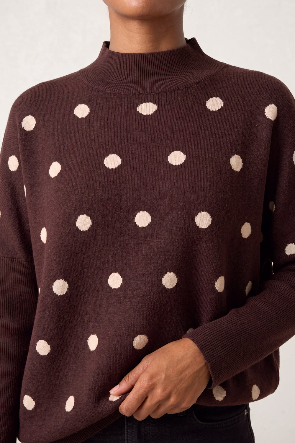 Trui met stippen en vleermuismouwen in bruin/beige, close-up