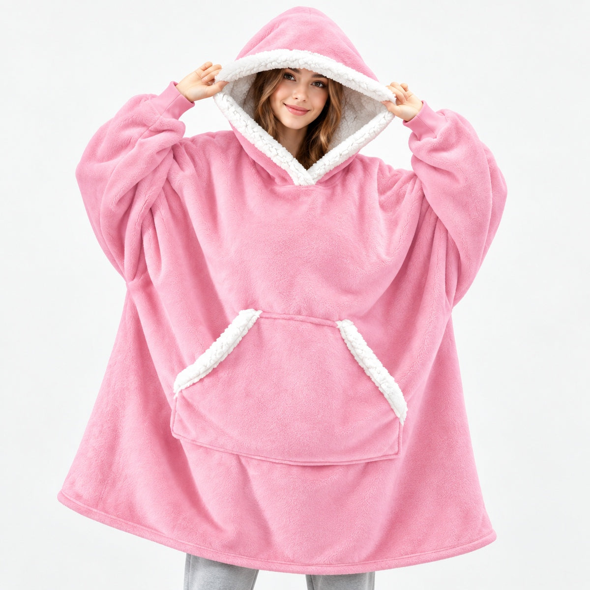 Roze oversized hoodie deken met witte sherpa voering, gedragen door vrouw | Boutique Moda