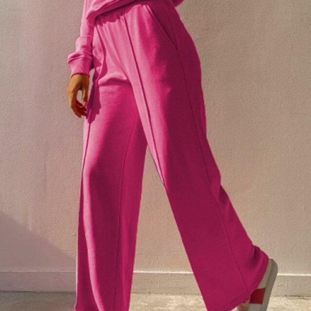Fuchsia joggingbroek met wijde pijpen tijdens het lopen, zijkant